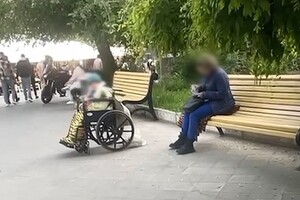 Одесситка заставляла пожилую мать попрошайничать и хотела подкупить полицейского фото 5